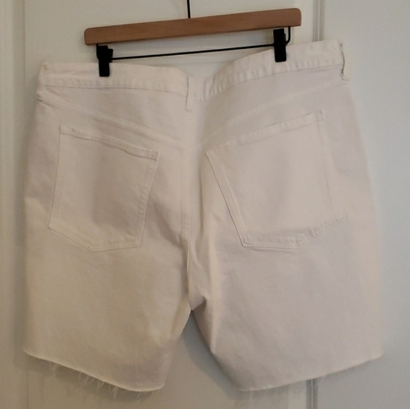 Old Navy High Rise O.G. Straight White 7" Cut-Off Shorts - Size 20 - Picture 4 of 7